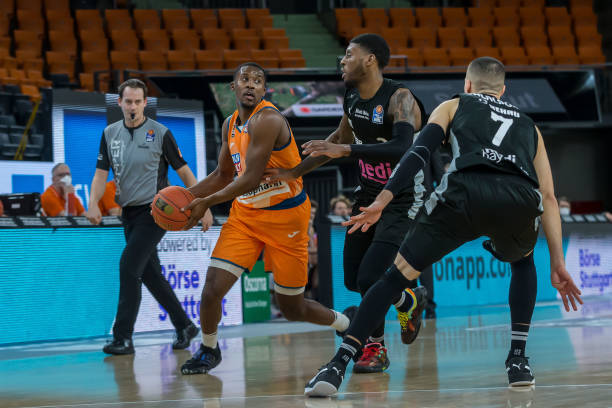 密集防守中 密集防守中